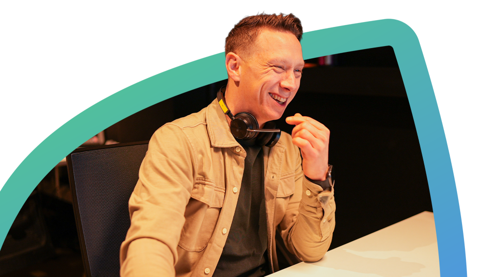 Roy lachen naar collega