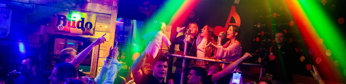 Barmedewerker bij Karaokebar Ameezing - Eindhoven