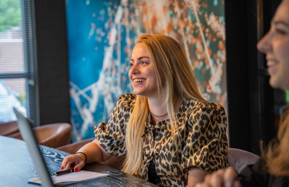 jonge vrouw in meeting