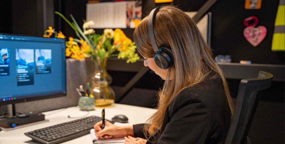 vrouw aan het werk op kantoor