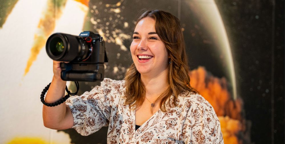 jonge vrouw met camera