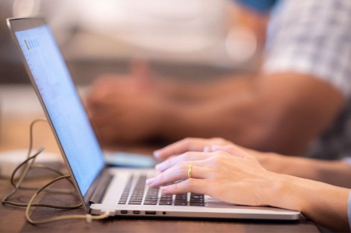 vrouw typt op laptop