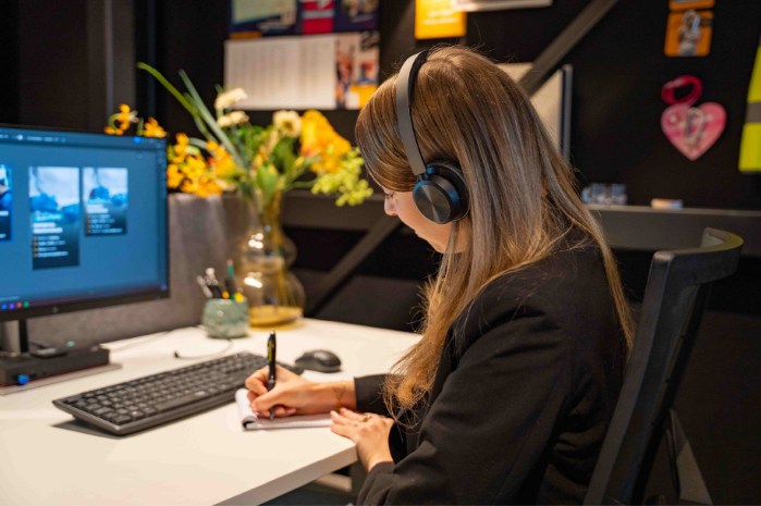 vrouw aan het werk op kantoor
