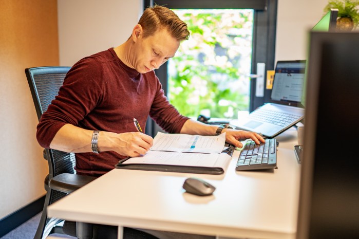 Werknemer controleert papieren